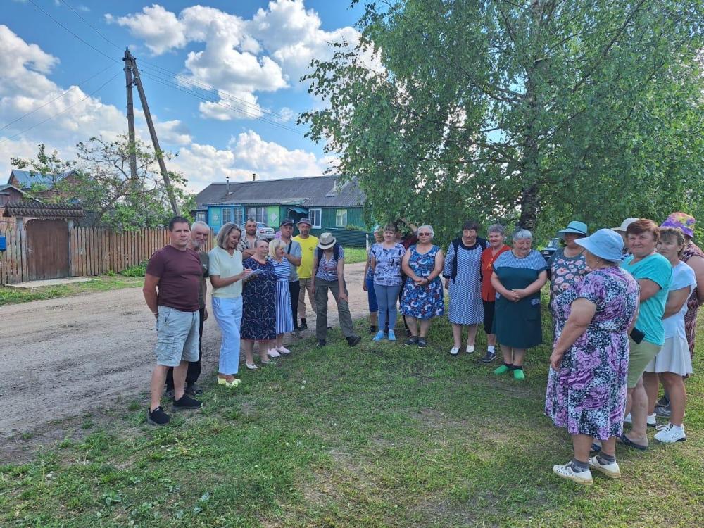 В летний период Администрацией Угловского городского поселения под руководством Главы Угловского городского поселения Ивановой Юлии Анатольевны были проведены сходы граждан по 40 деревням Угловского городского поселения..