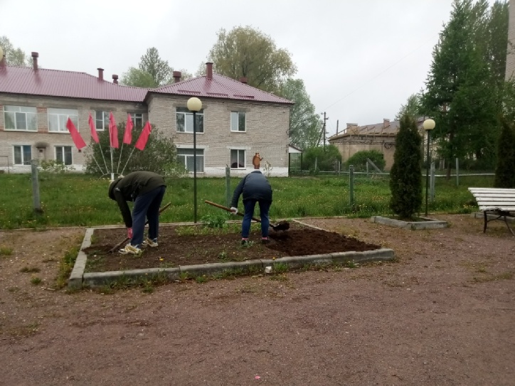 Подготовлены клумбы для посадки цветов в Центре посёлка Угловка.