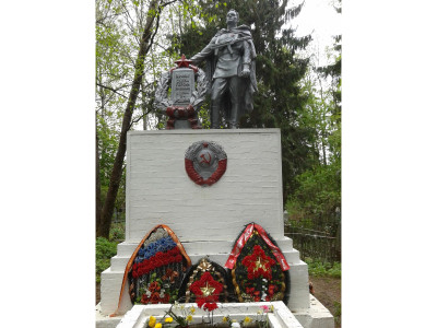 Братская могила советских воинов  (1942-1945гг.).